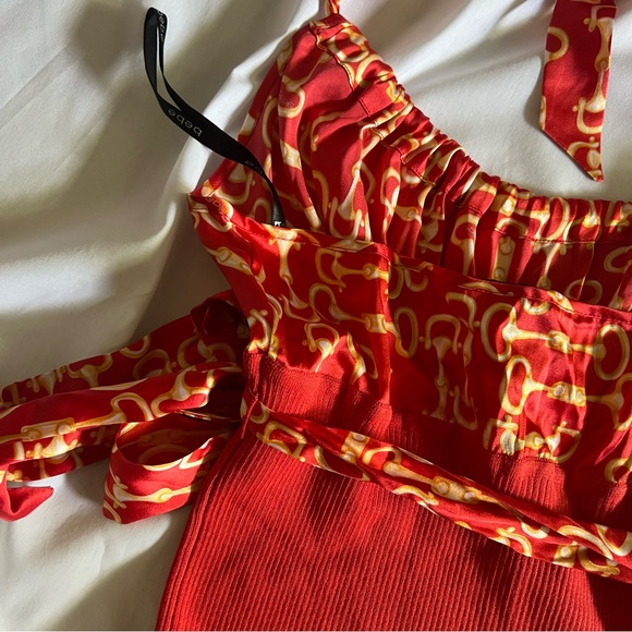 Bebe bow HALTER TOP • red with gold chain effect print• size M• - Picture 7 of 8